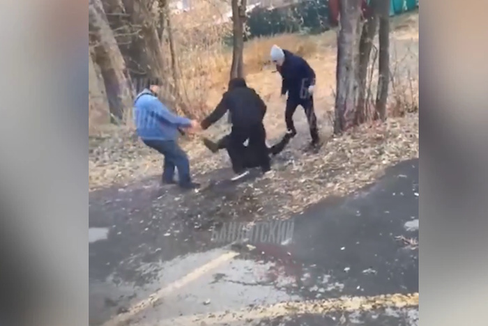 В Екатеринбурге трое мужчин избили водителя автобуса