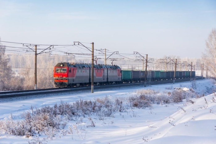 Мужчина, которого сбил поезд под Екатеринбургом, умер