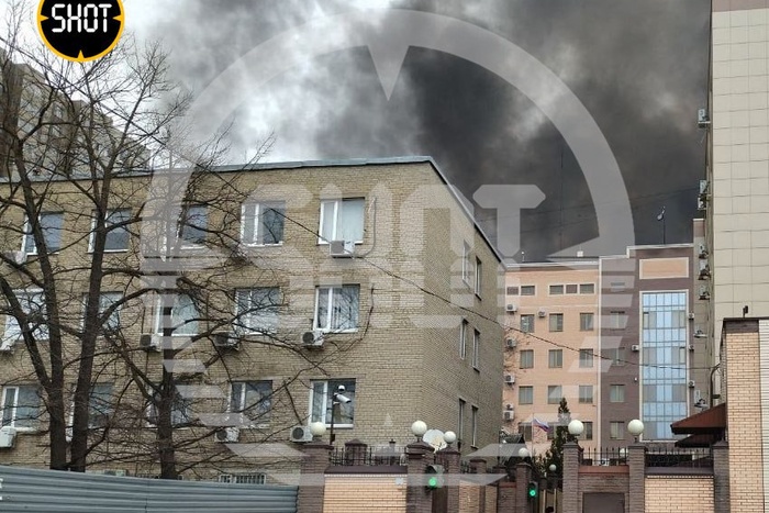 Опубликовано видео момента возгорания здания УФСБ в Ростове с камер наружного наблюдения