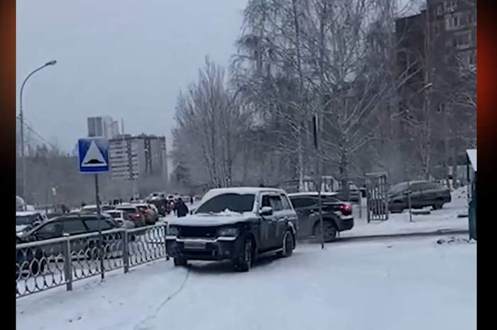 В Екатеринбурге автохам на Range Rover каждое утро терроризирует пешеходов на тротуаре