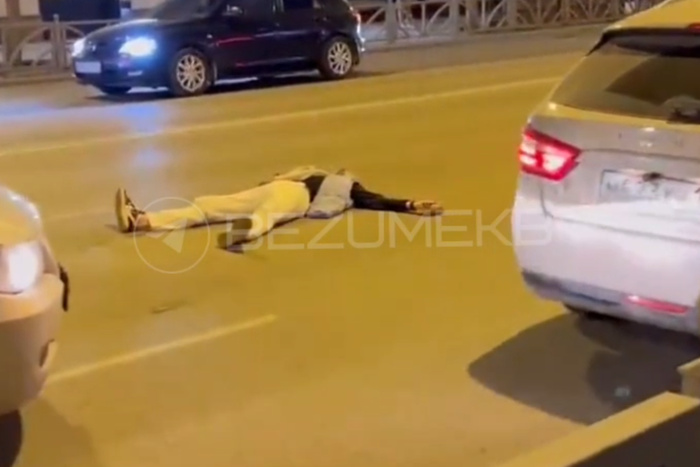 В Екатеринбурге неадекватный тип лег посреди дороги и просил задавить его