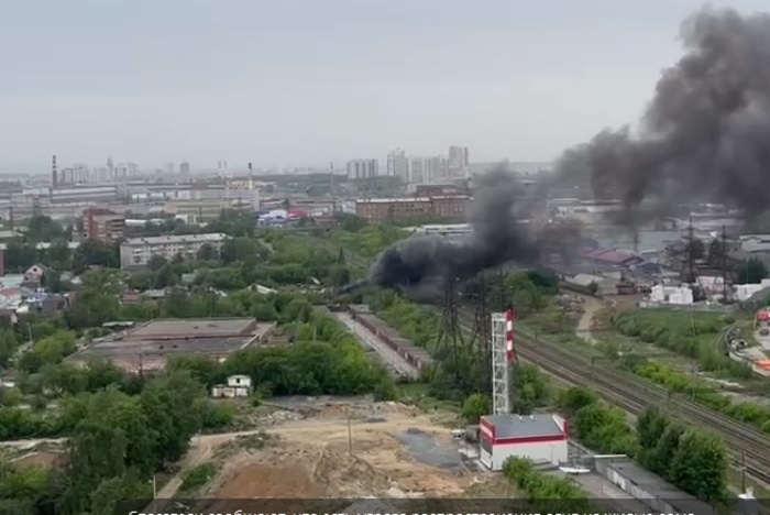 Сильный пожар полыхает в районе Блюхеровского моста в Екатеринбурге