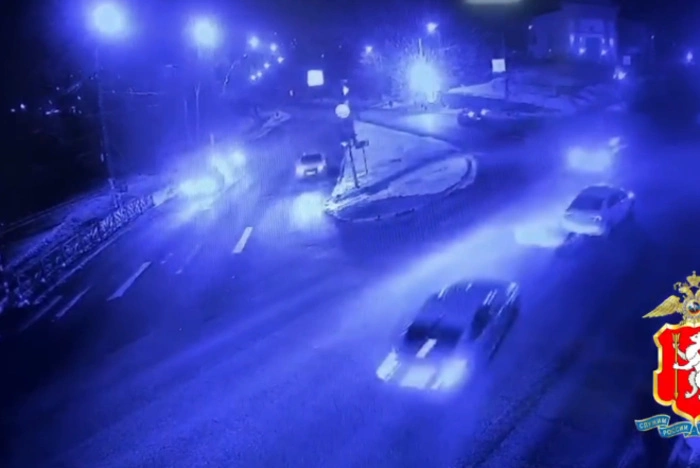 В Екатеринбурге произошло лобовое столкновение Honda с Toyota Land Cruiser (ВИДЕО)