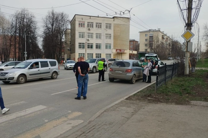 На Уралмаше Mercedes сбил девочку-велосипедистку на пешеходном переходе
