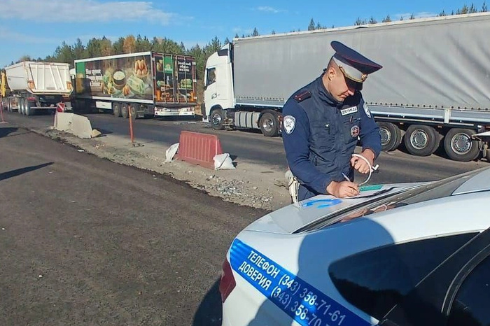 На Пермском тракте водители встали в пробку из-за столкновения двух грузовиков