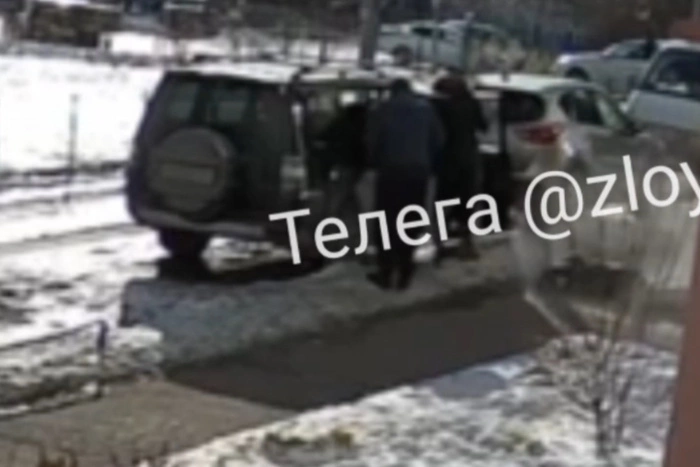 Екатеринбуржец выпал из окна, рухнув почти на головы прохожим