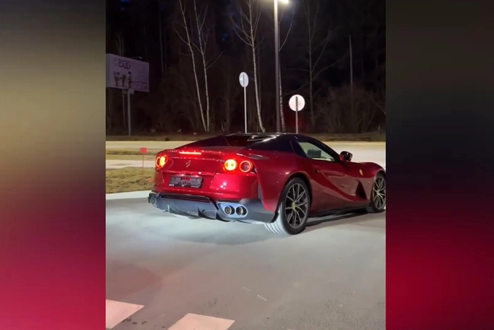В Екатеринбурге заметили красный кабриолет Ferrari, который стоит десятки миллионов
