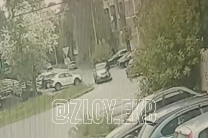 На перекрёстке Красноуральская — Крауля парень на самокате влетел в машину на полном ходу — видео