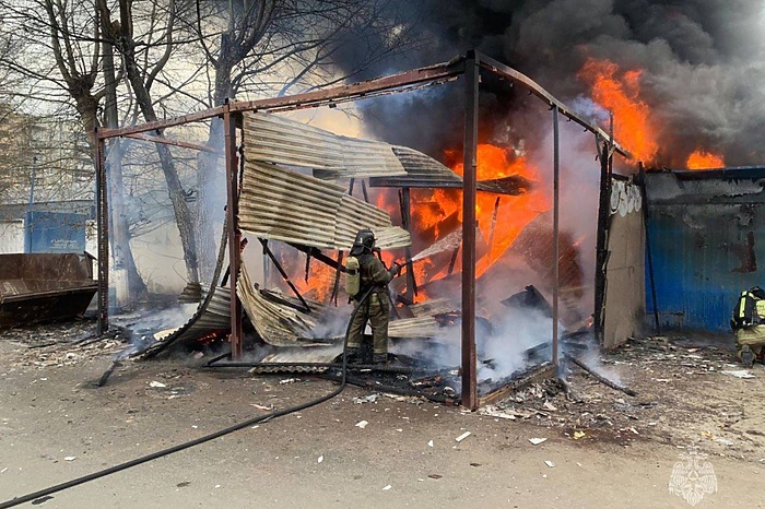 Гараж шиномонтажа на улице Зоологической горел в Екатеринбурге