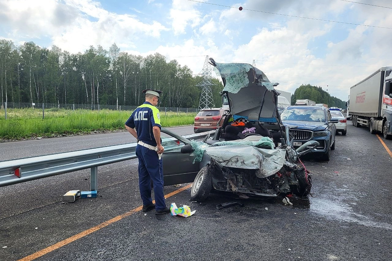 Семья попала в страшное ДТП на дороге в Свердловской области