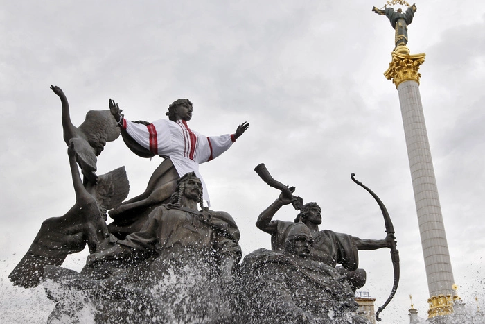 Политолог получил от журналиста по лицу за ехидный комментарий во время эфира