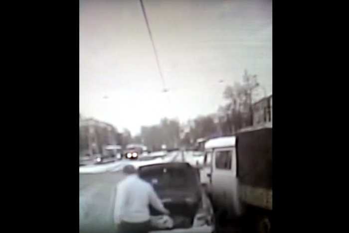 Нападение с мачете на водителя в центре Екатеринбурга заснял регистратор