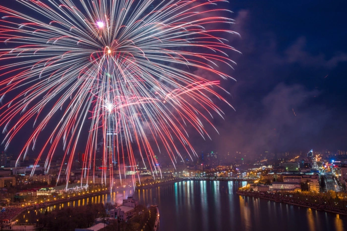 В Екатеринбурге ветеранам бесплатно сделают коррекцию бровей, макияж и маникюр