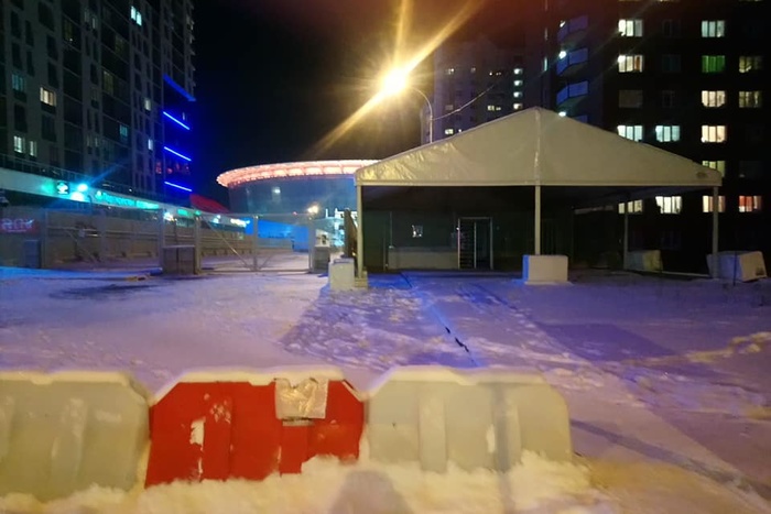 В Екатеринбурге начали разбирать шатры, установленные возле «Екатеринбург Арены»