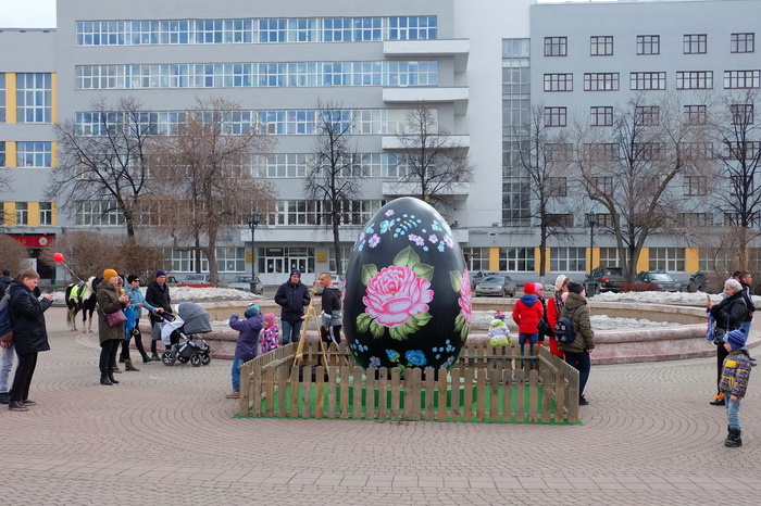 На площади Труда устанавливают гигантский кулич и гнездо с пасхальными яйцами