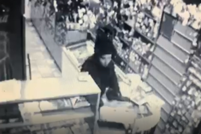 В Нижнем Тагиле мужчина вынес из магазина кассу из-за отказа продавца обслужить его без маски