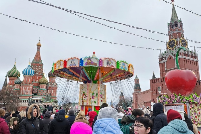 «Не резиновая». Москвичи рассказали, как относятся к толпам туристов в новогодние праздники