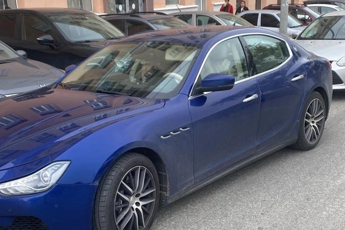 У екатеринбурженки забрали элитный автомобиль за крупный долг