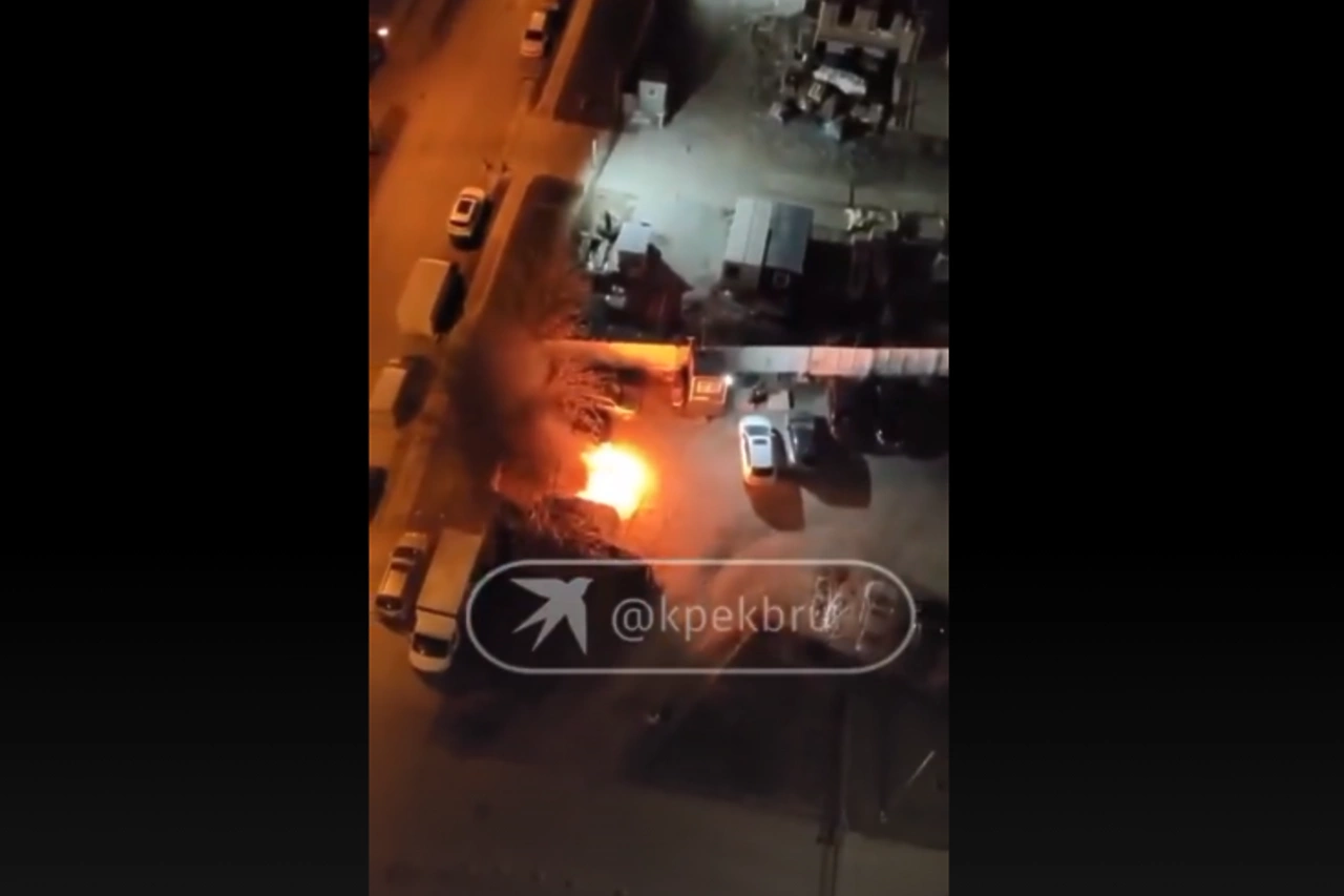 При тушении горящего автомобиля в Екатеринбурге обнаружили труп мужчины