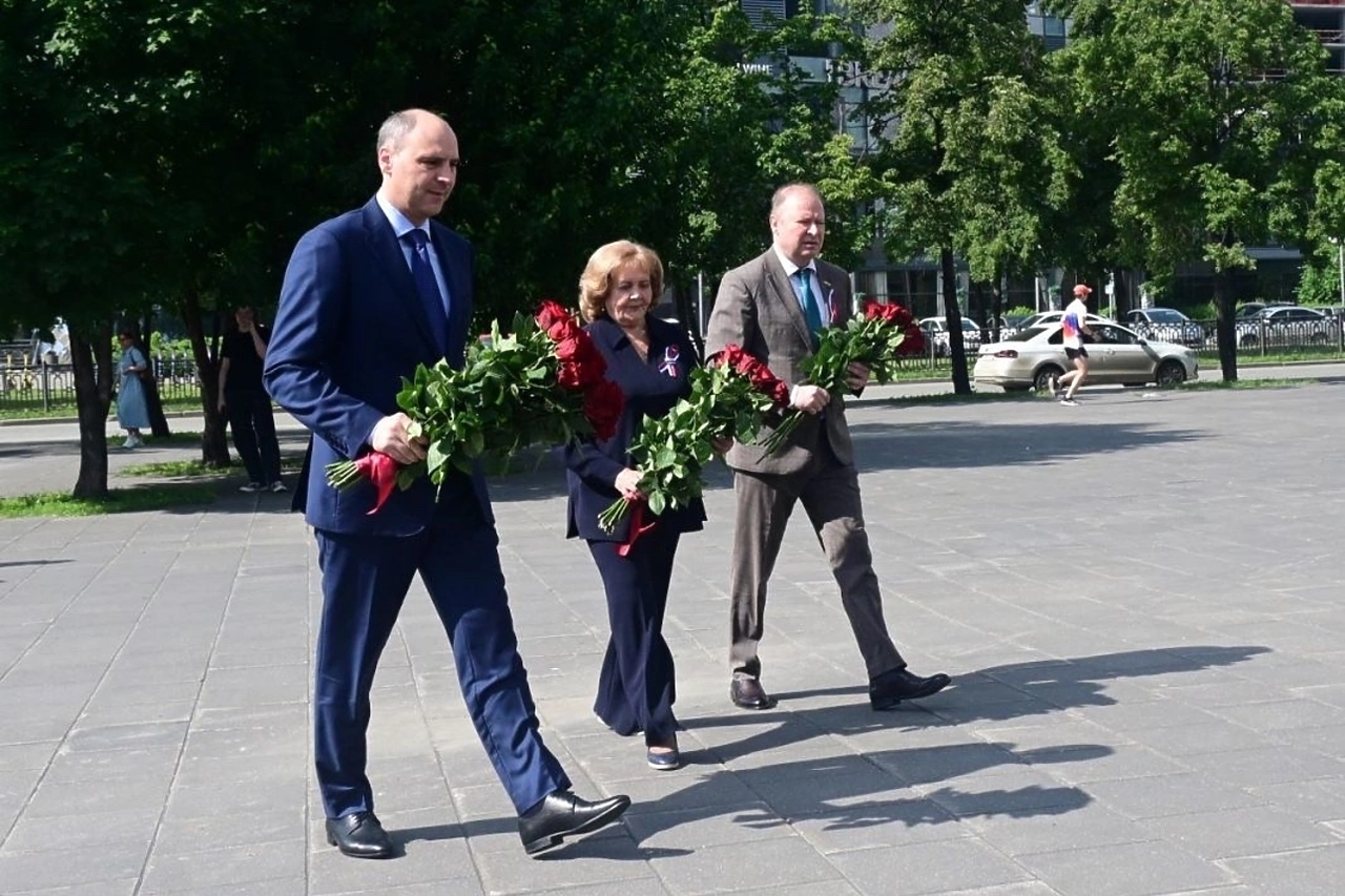 Возложение цветов к памятнику Ельцину состоялось по случаю Дня России в Екатеринбурге