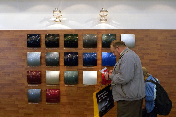 Строители «Зенит-Арены» забрызгали краской сотню автомобилей