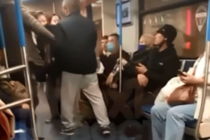 В метро избили кашляющую пассажирку без маски