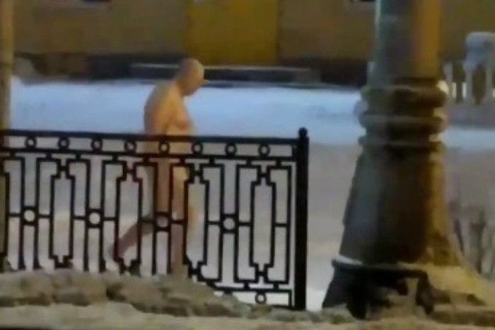 В центре Екатеринбурга прохожие заметили обнажённого мужчину