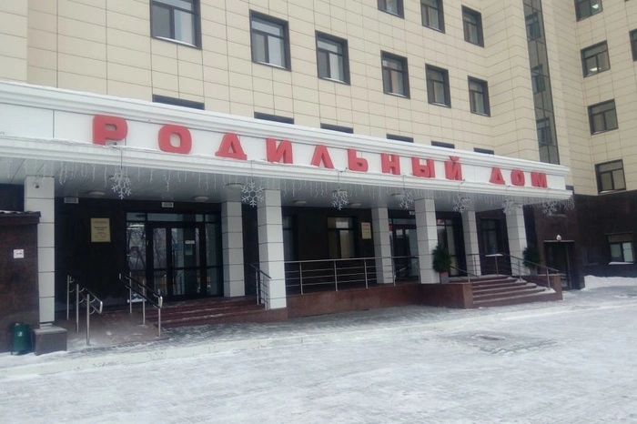 Екатеринбуржца с парных родов второго ребенка забрали к приставам за невыплату алиментов на первого