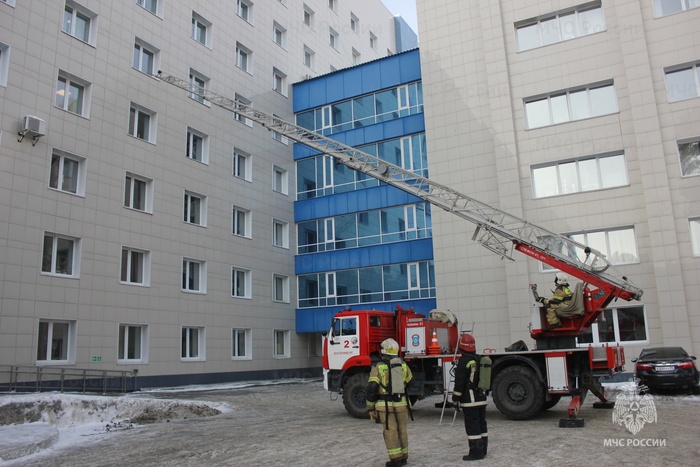 Пожарные «эвакуировали» 100 человек из ОКБ №1 в Екатеринбурге