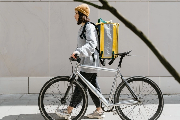 В Екатеринбурге курьер по запаху нашёл наркотики в заказе