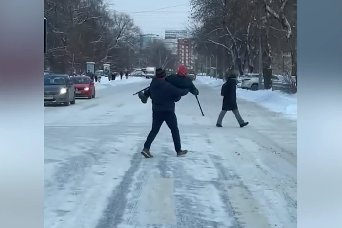 В Екатеринбурге мужчина перенес бабушку на руках через дорогу