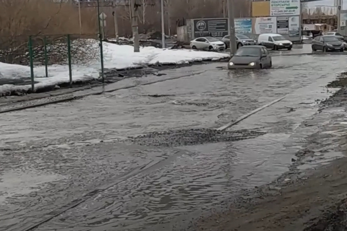 В Екатеринбурге появилась гигатская лужа-море. Чиновники назвали это нормой