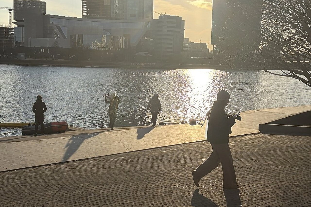 Прохожие сломали забор на закрытой для прохода набережной реки Ольховка