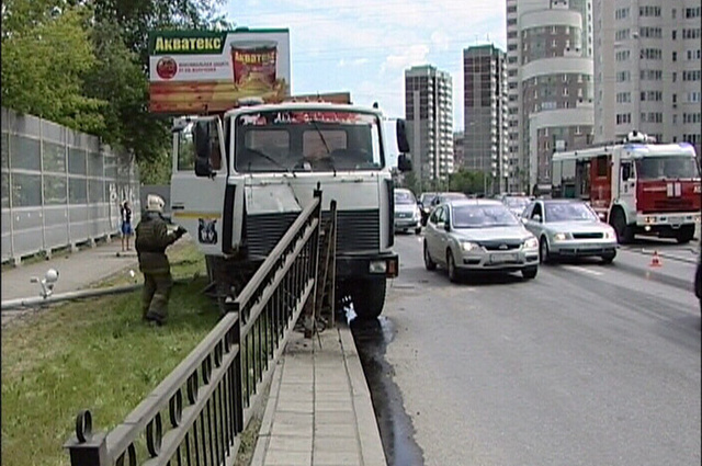 Неуправляемый МАЗ насмерть сбил мужчину на улице Луганская