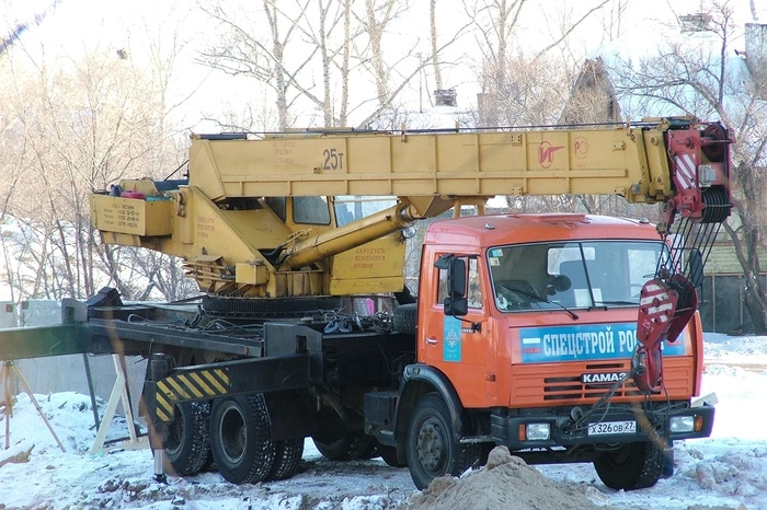В Екатеринбурге на сотрудника предприятия упал автокран