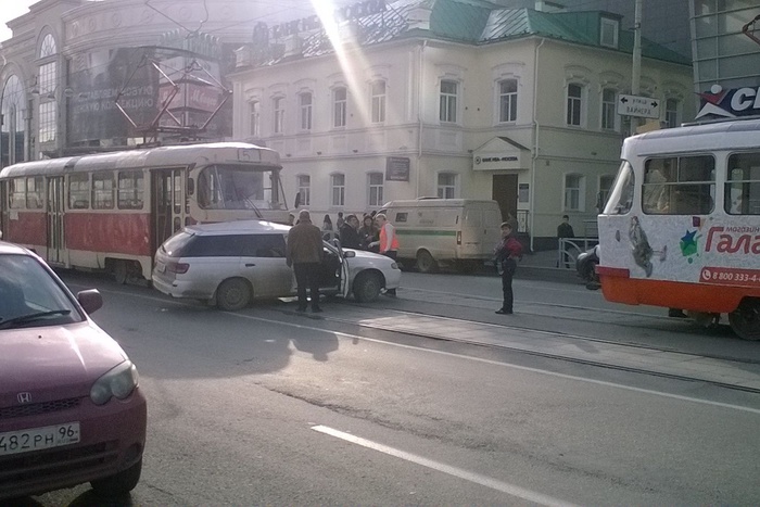В результате ДТП на Радищева встали трамваи