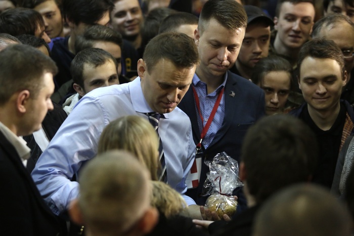 Навальный принял вызов Золотова