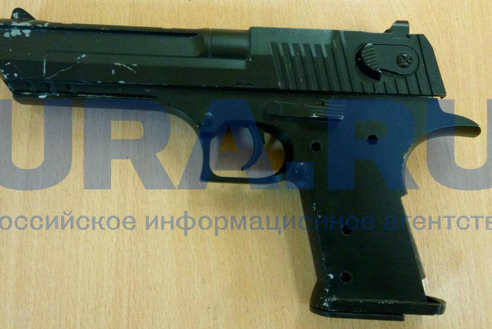 После бойни в Керчи третьеклассник в Екатеринбурге пришел в школу с пистолетом