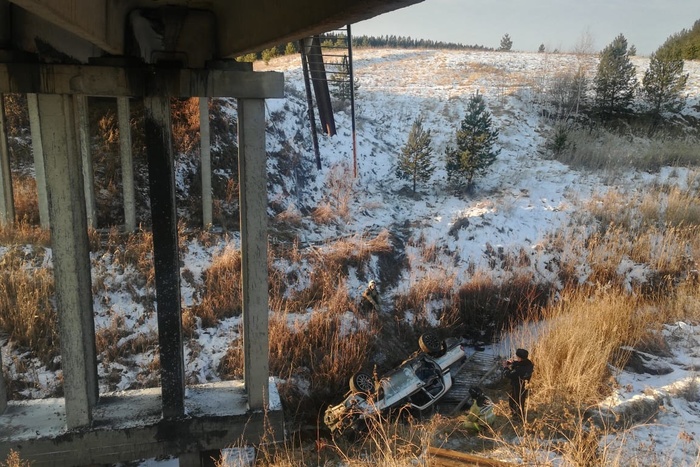 На свердловской трассе пьяный водитель погубил пассажира, опрокинувшись на автомобиле с моста