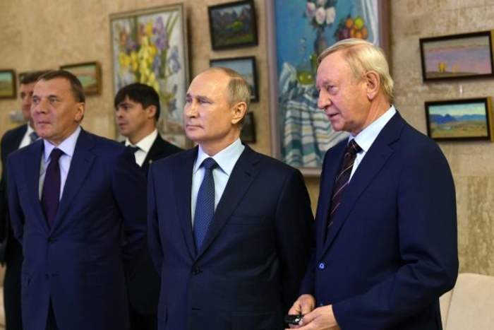 Британские СМИ подсчитали расходы на карантин перед встречей с Путиным