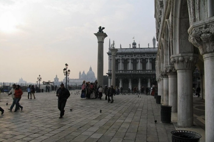 В новый пакет санкций ЕС предложено внести запрет на выдачу виз россиянам