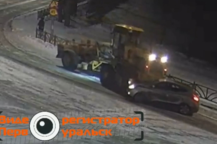 В Свердловской области снегоуборочная машина врезалась в иномарку и протащила её по дороге