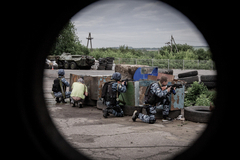 Луганск обстреливает снайпер: на парковке лежат тела убитых