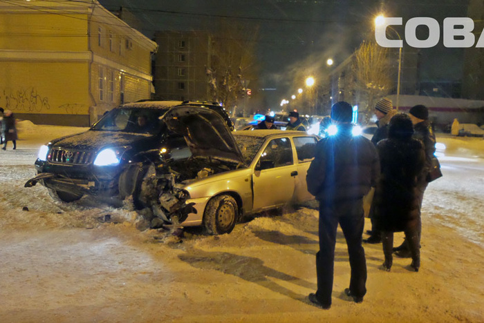 Водитель «Нексии» пострадала в столкновении с «Ленд Крузером» на Заводской