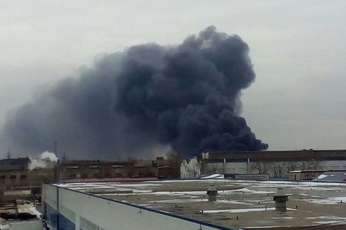 Роспотребнадзор исследует воздух после крупного пожара в Екатеринбурге