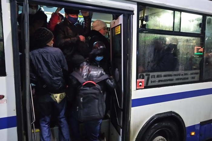«Достаточно одной фотографии»: екатеринбуржцы полчаса ждут автобусы, забитые под завязку