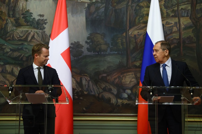 Глава МИД Дании, стоя рядом с Лавровым, анонсировал санкции из-за Навального