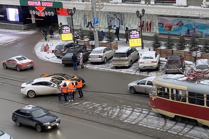 В Екатеринбурге по Радищева встали трамваи из-за ДТП с участием спортивного автомобиля