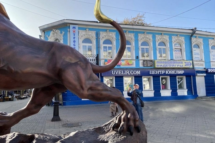 Собчак назвала «занудами» екатеринбуржцев, которым не понравился золотой лев