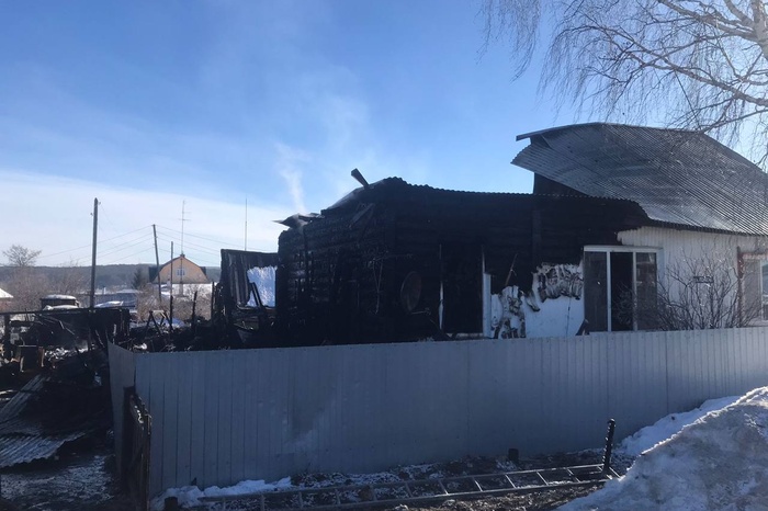 В Свердловской области в пожаре погибли мать и трое её детей